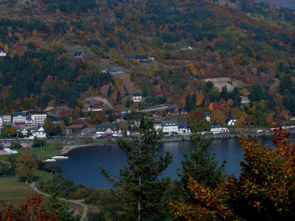 Logis Hotel Le Beau Site Chambon-sur-Lac Exterior photo